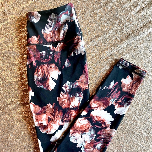 Victoria’s Secret Sport Knockout Black Floral Tight/Legging - Picture 2 of 7